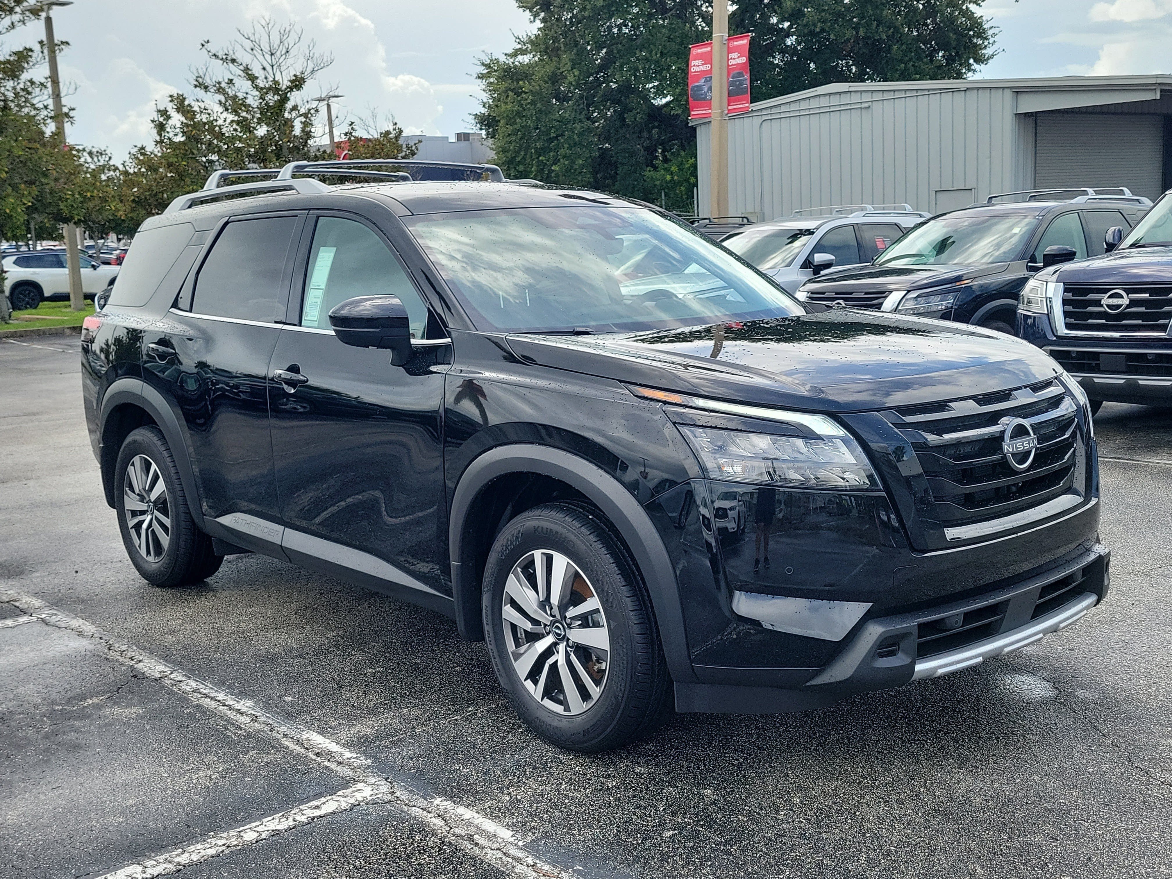 Certified 2025 Nissan Pathfinder SL w/ Black Appearance Package FWD image 3