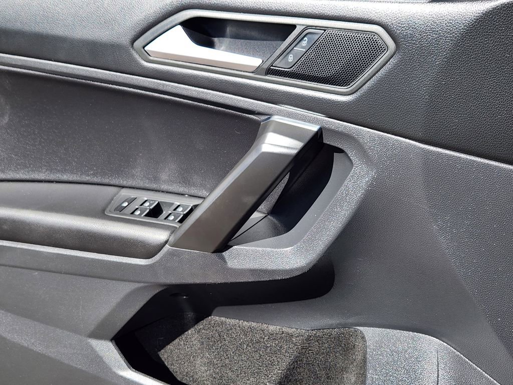 Used 2021 Volkswagen Tiguan SE image 12