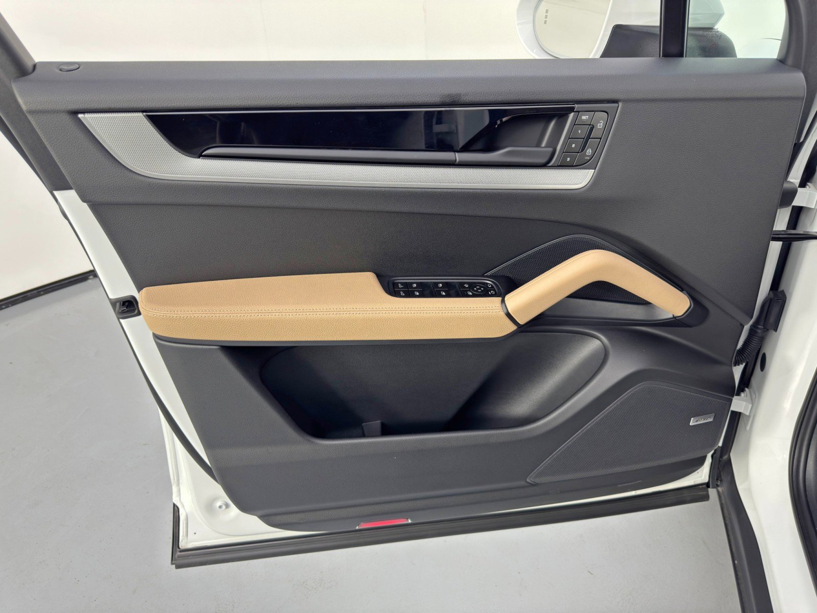 Used 2025 Porsche Cayenne S w/ Premium Package Plus image 48