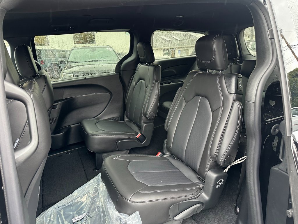 New 2026 Chrysler Pacifica Select image 13