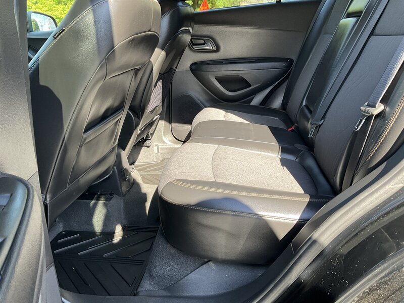 Used 2019 Chevrolet Trax LT w/ Sun & Sound Package AWD/4WD image 14