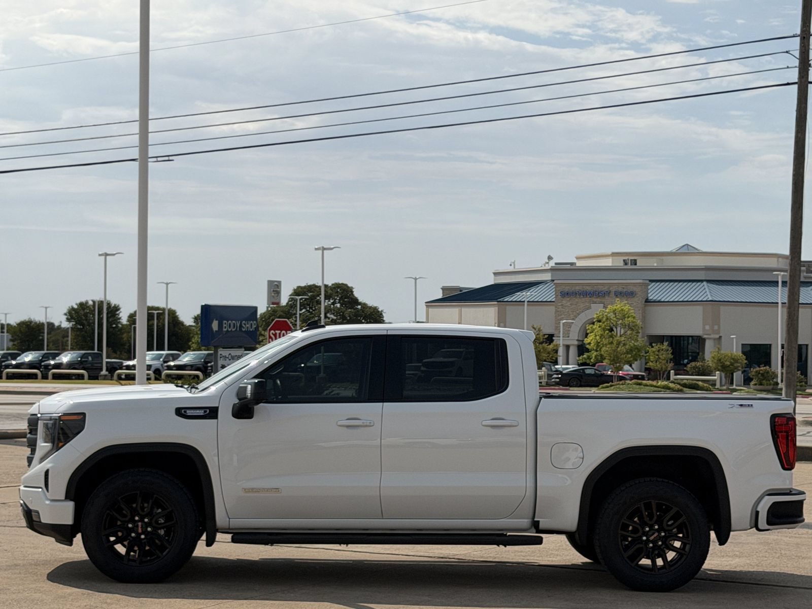 Used 2025 GMC Sierra 1500 Elevation w/ Elevation Premium Package AWD/4WD image 7