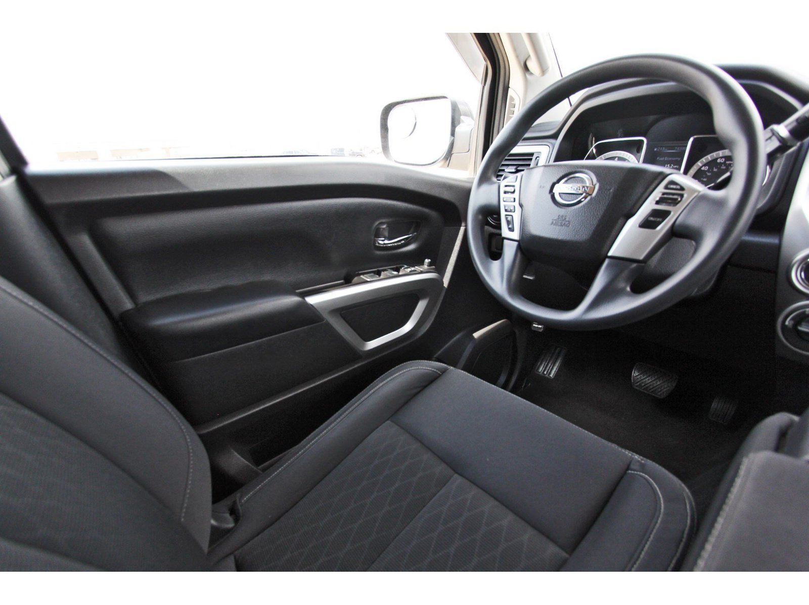 Used 2018 Nissan Titan SV AWD/4WD image 9