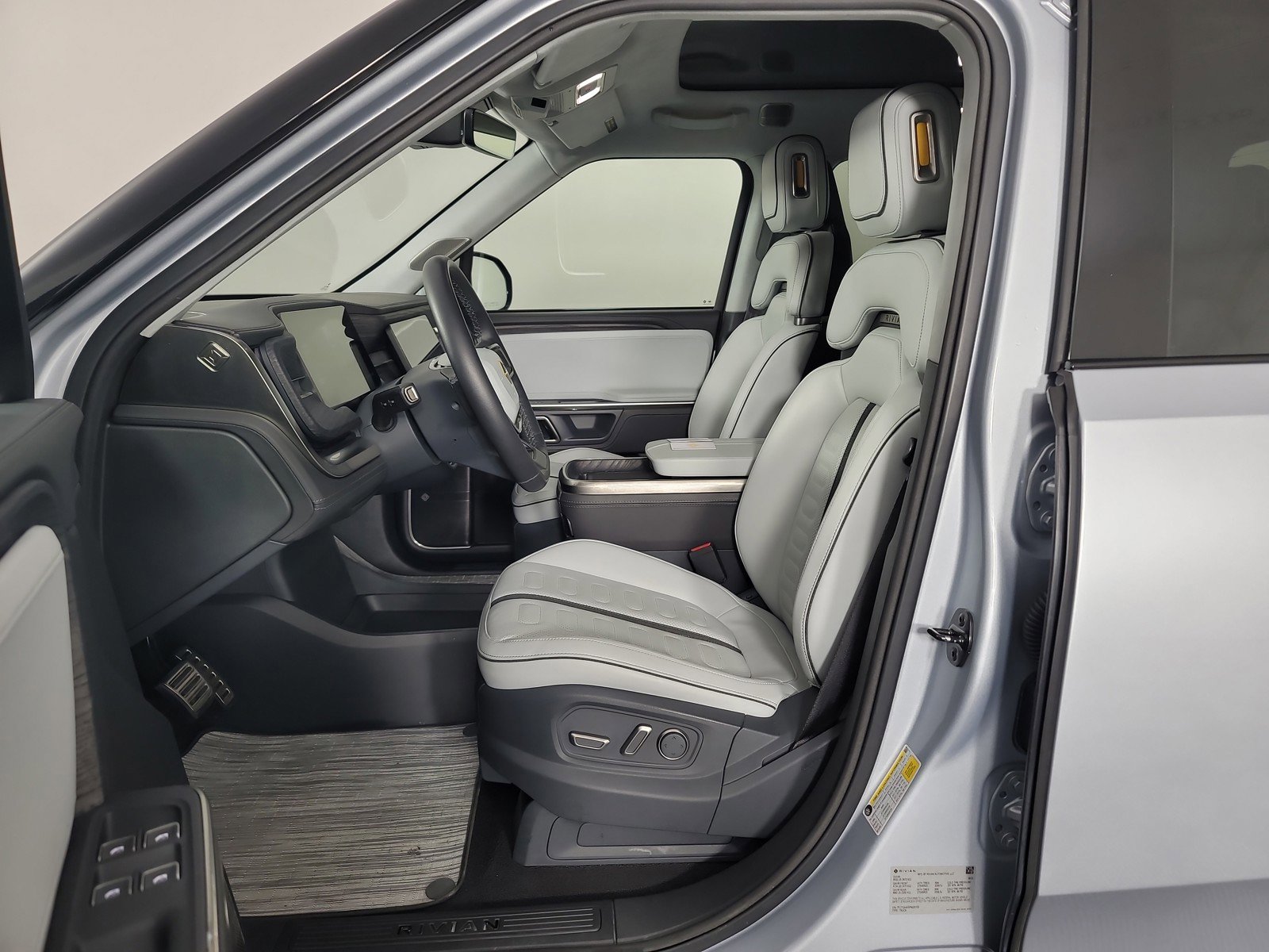 Used 2023 Rivian R1T Adventure image 20