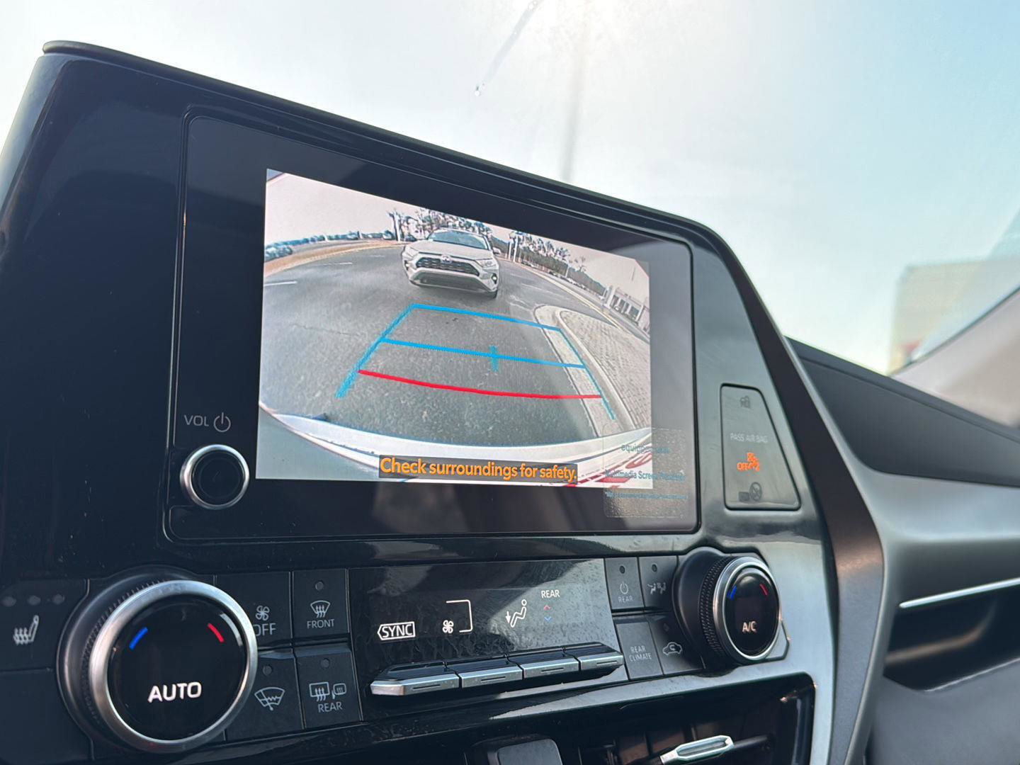 Used 2024 Toyota Highlander XLE image 24