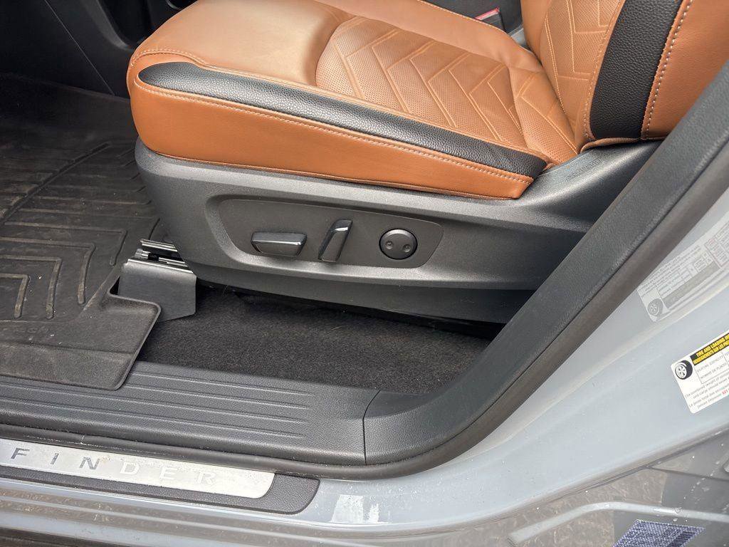 Used 2025 Nissan Pathfinder Platinum image 16