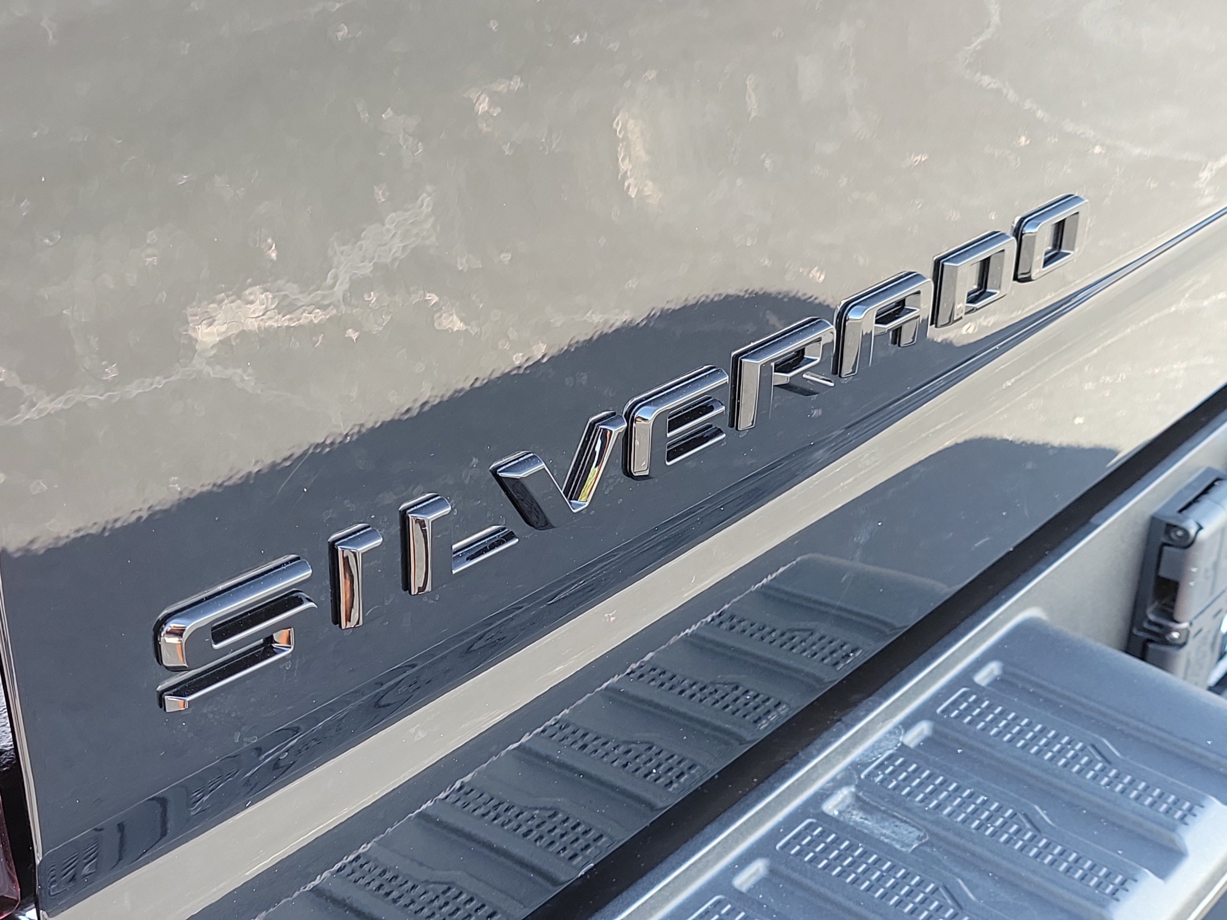 Used 2025 Chevrolet Silverado 2500 High Country w/ Midnight Edition AWD/4WD image 5