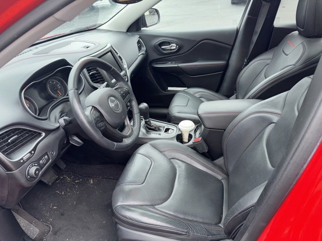 Used 2019 Jeep Cherokee Trailhawk image 2