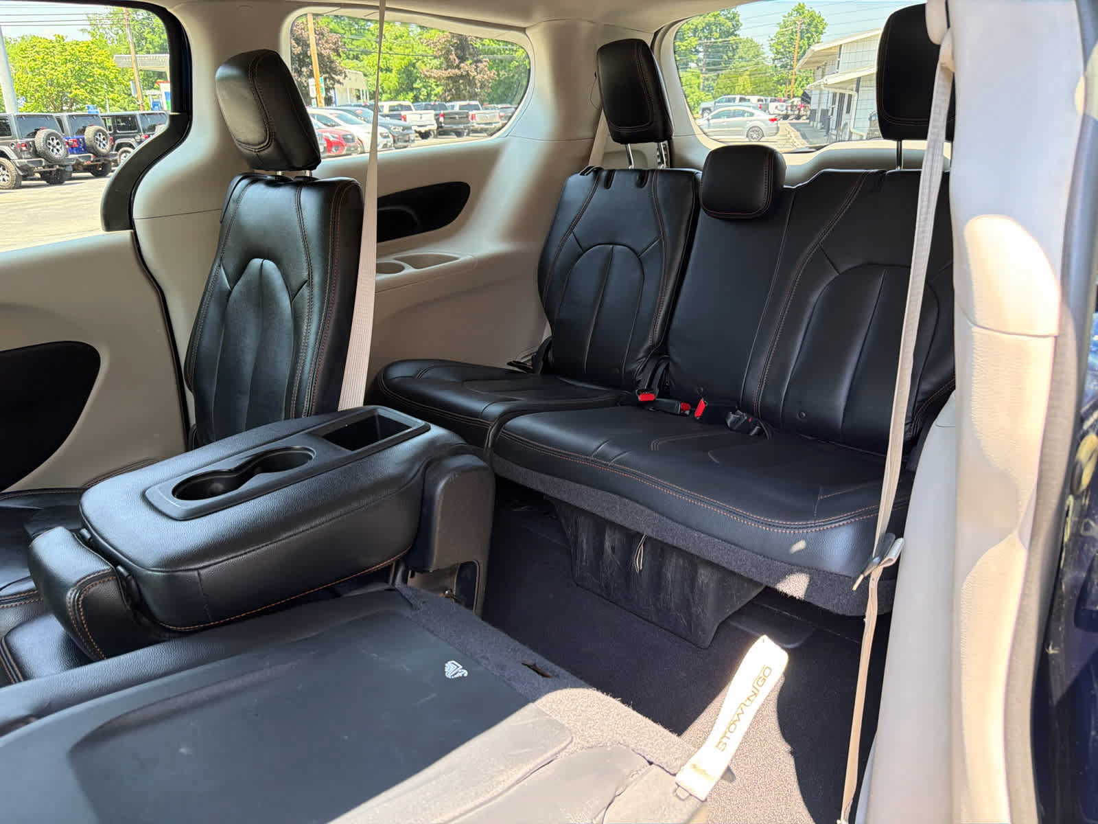 Used 2017 Chrysler Pacifica Touring w/ Tire & Wheel Group FWD image 18