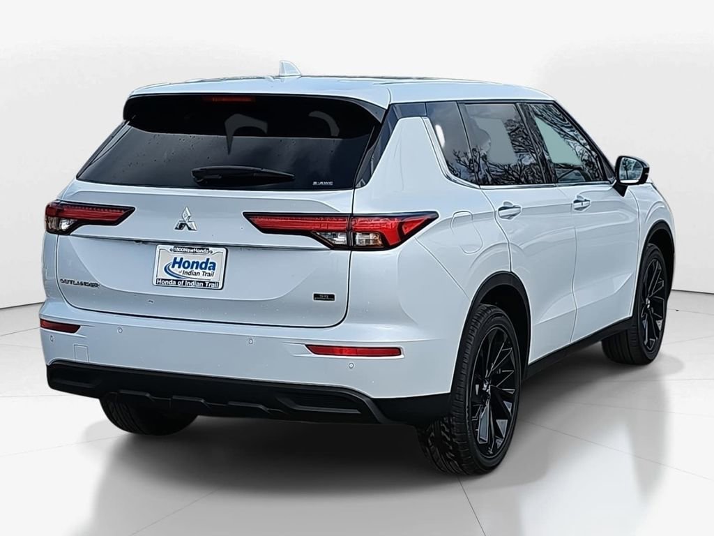 Used 2023 Mitsubishi Outlander SE image 8