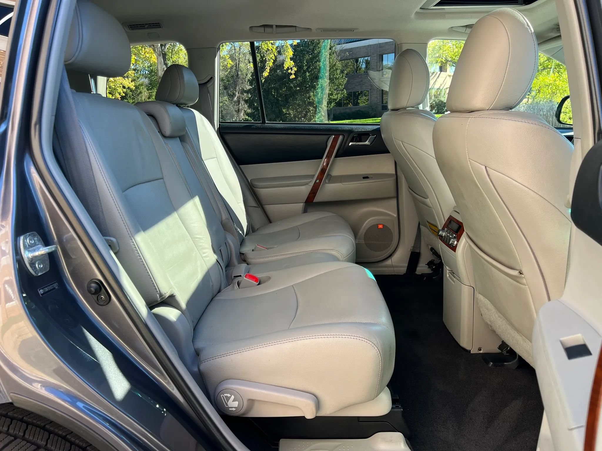 Used 2012 Toyota Highlander Limited w/ Tow Pkg AWD/4WD image 19