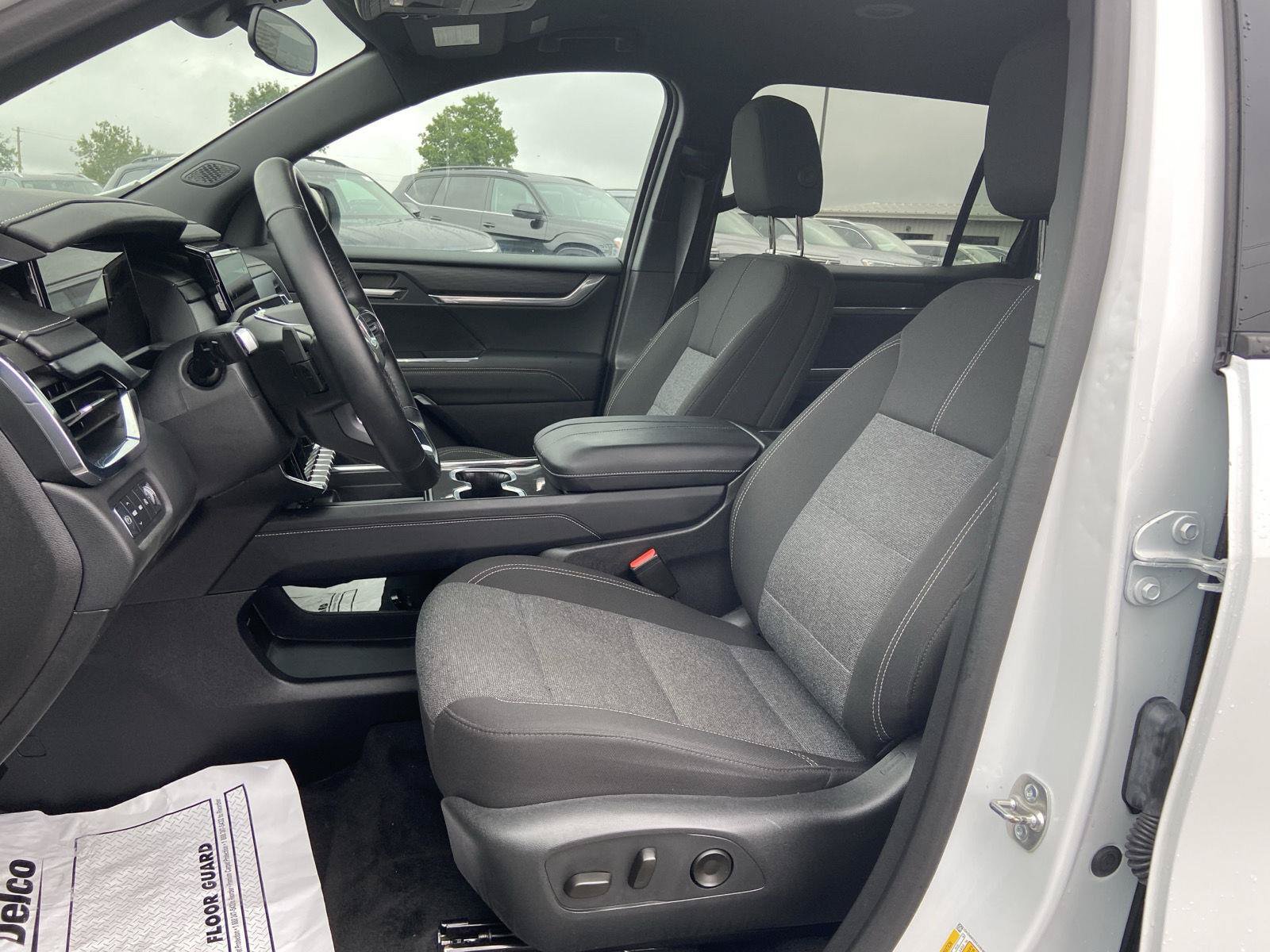 Used 2025 GMC Acadia Elevation AWD/4WD image 24