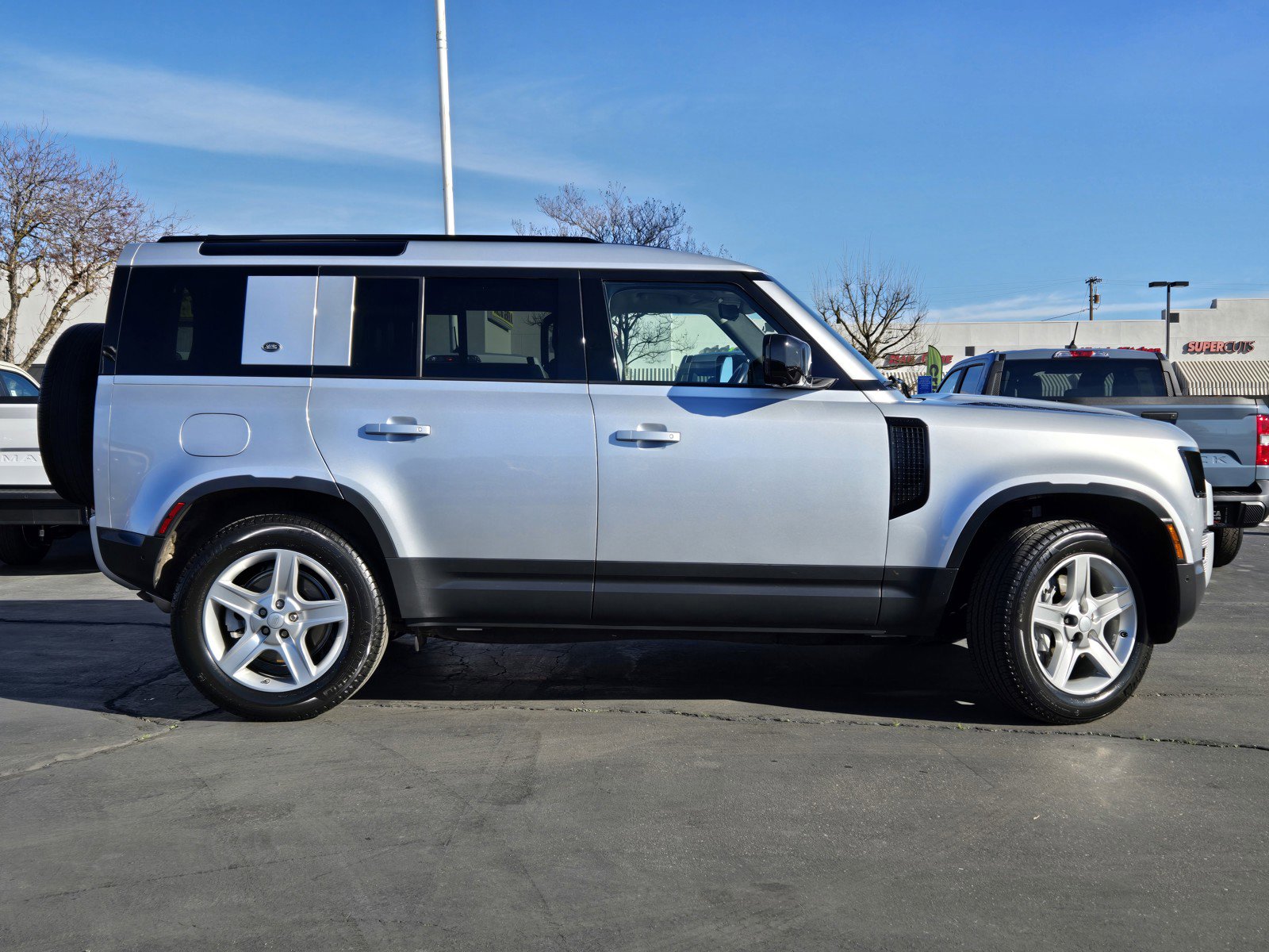 Used 2020 Land Rover Defender 110 SE image 4