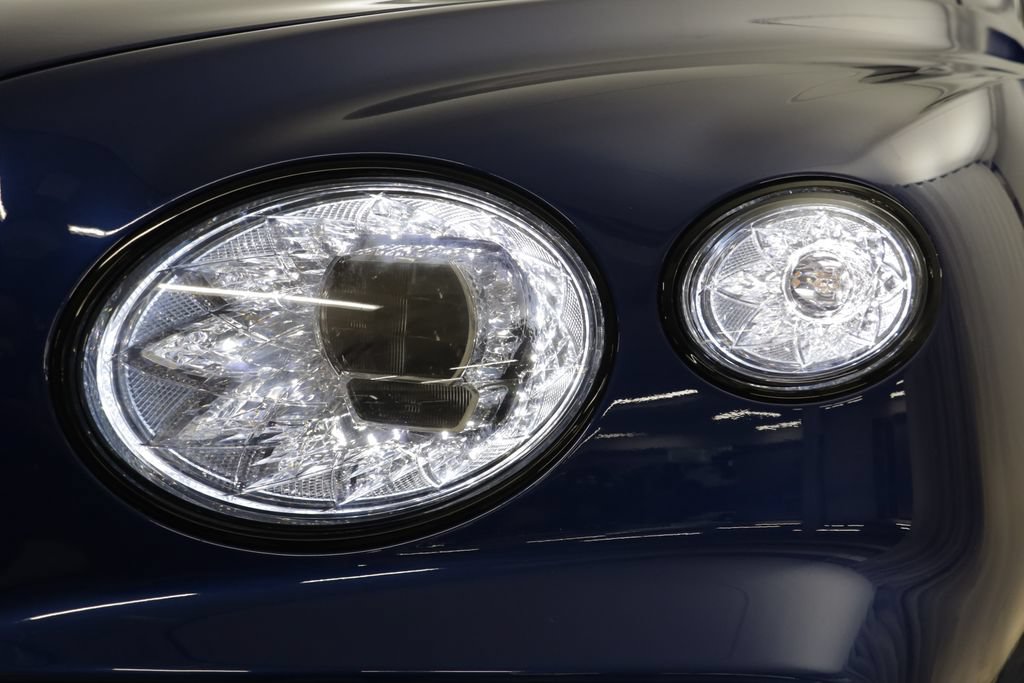 Used 2021 Bentley Bentayga AWD/4WD image 27