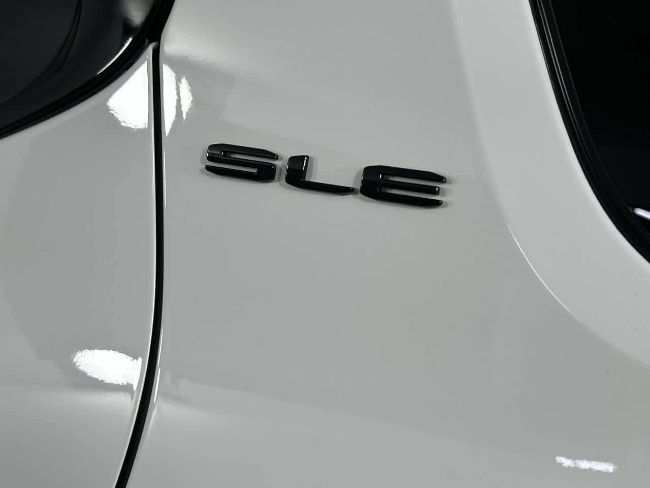 Used 2023 GMC Acadia SLE w/ Driver Convenience Package FWD image 28