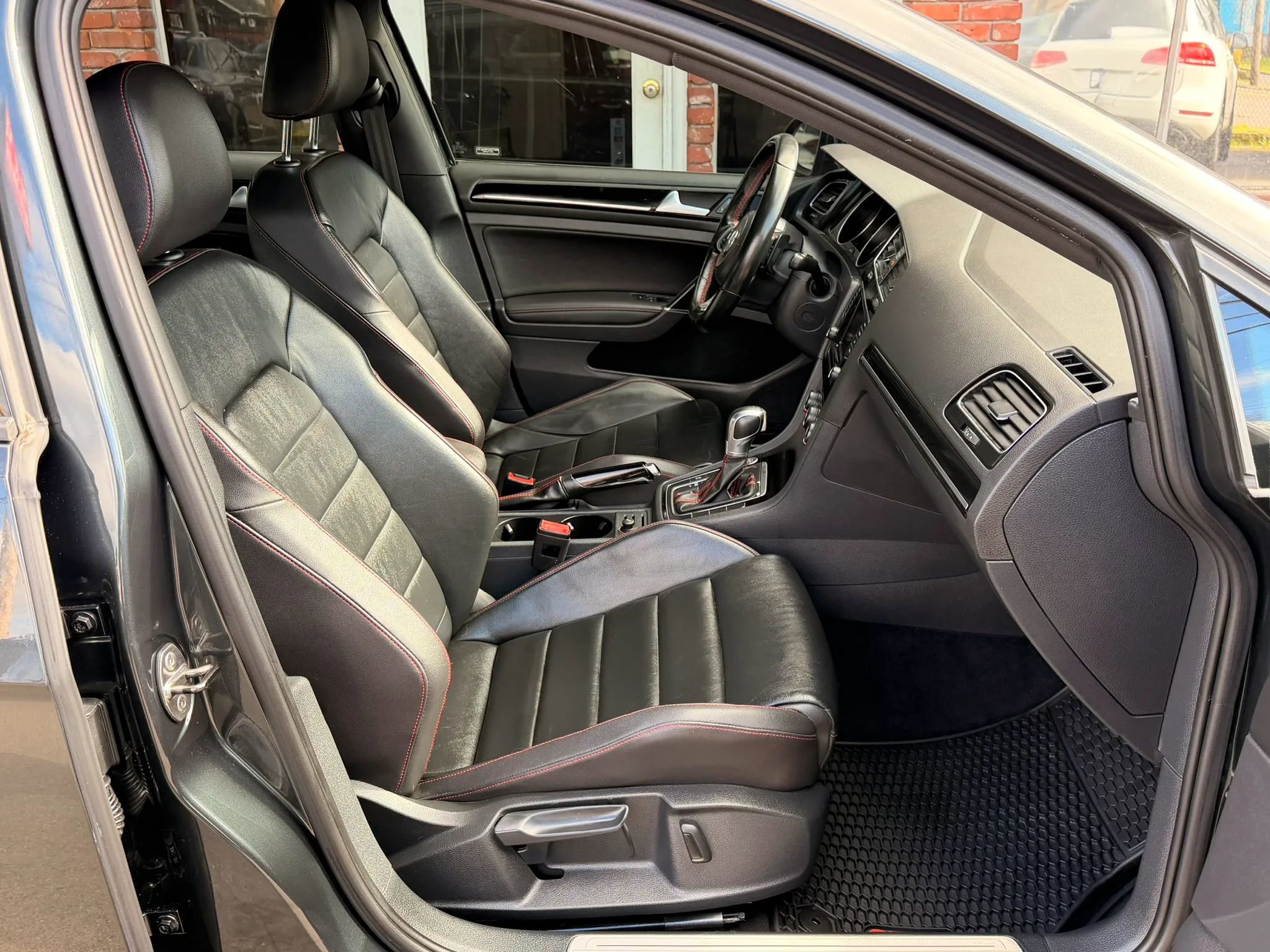 Used 2015 Volkswagen GTI SE w/ Lighting Package (SEL) FWD image 11