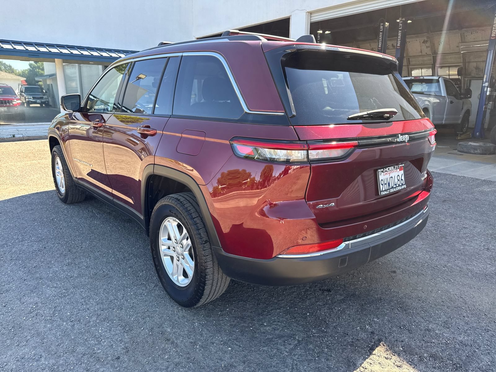 Used 2023 Jeep Grand Cherokee Laredo w/ Luxury Tech Group I AWD/4WD image 3