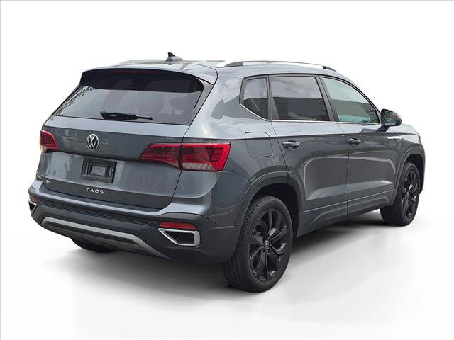 Used 2024 Volkswagen Taos SE w/ Panoramic Sunroof Package FWD image 2