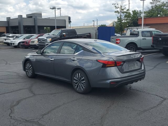 Used 2024 Nissan Altima 2.5 SV FWD image 3