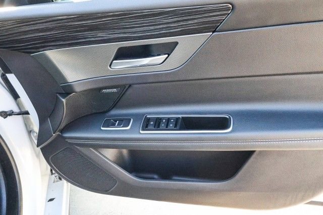 Used 2018 Jaguar XF S image 21