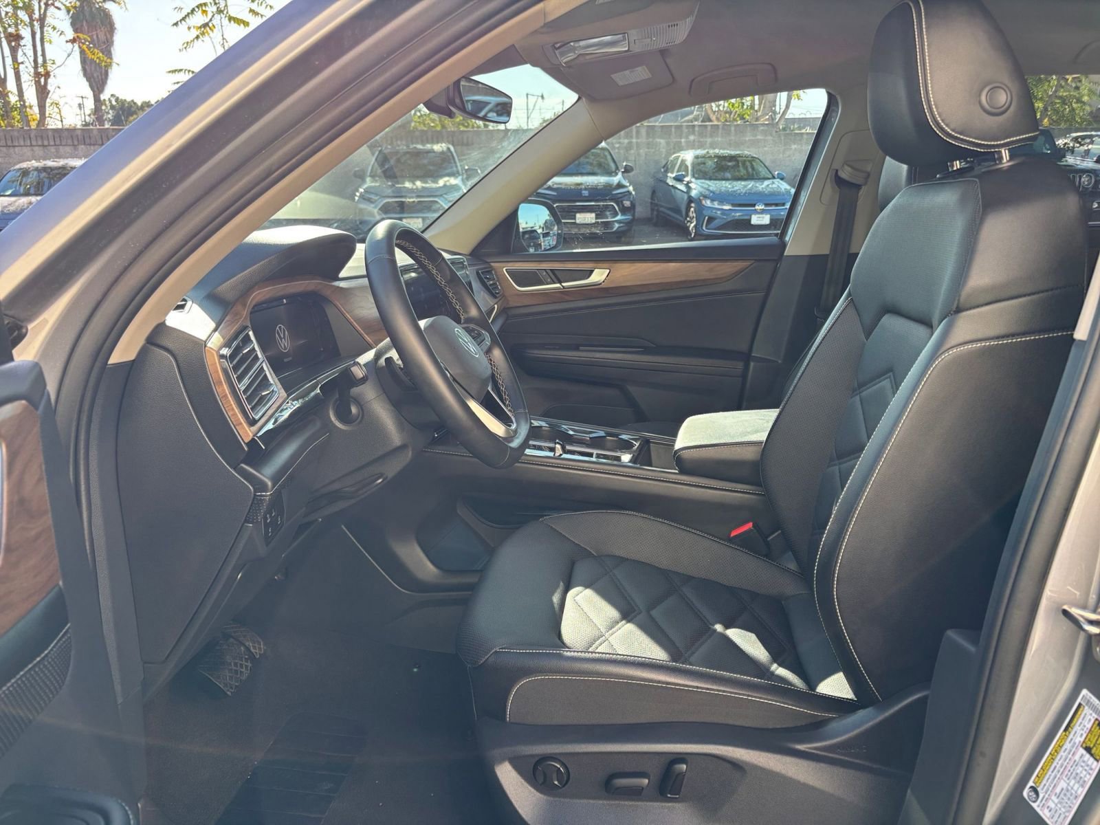 Used 2025 Volkswagen Atlas SE image 28