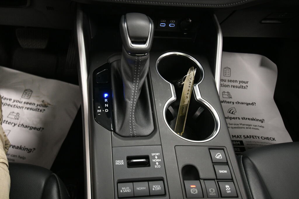 Used 2023 Toyota Highlander XLE image 17