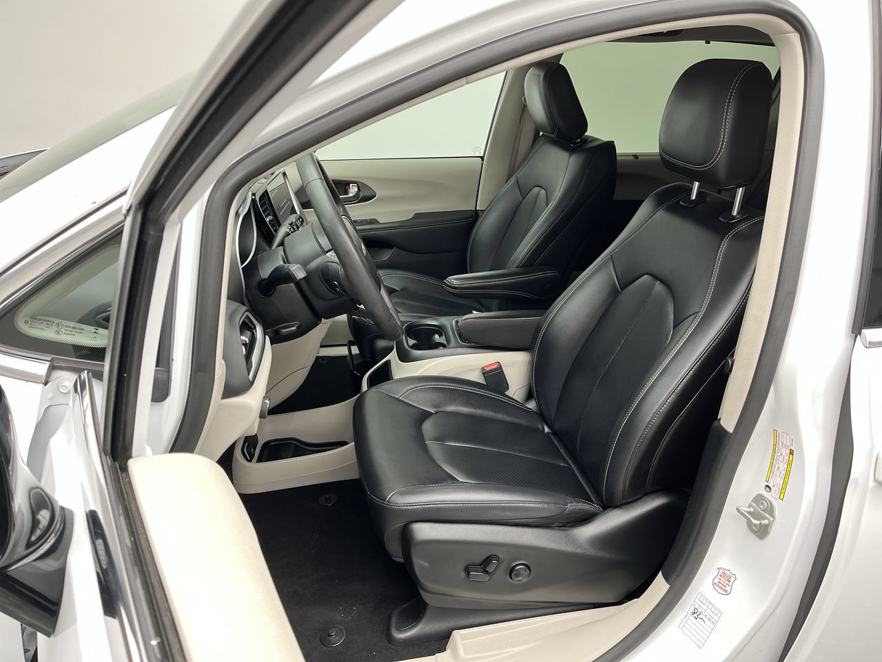 Used 2024 Chrysler Pacifica Touring-L FWD image 8