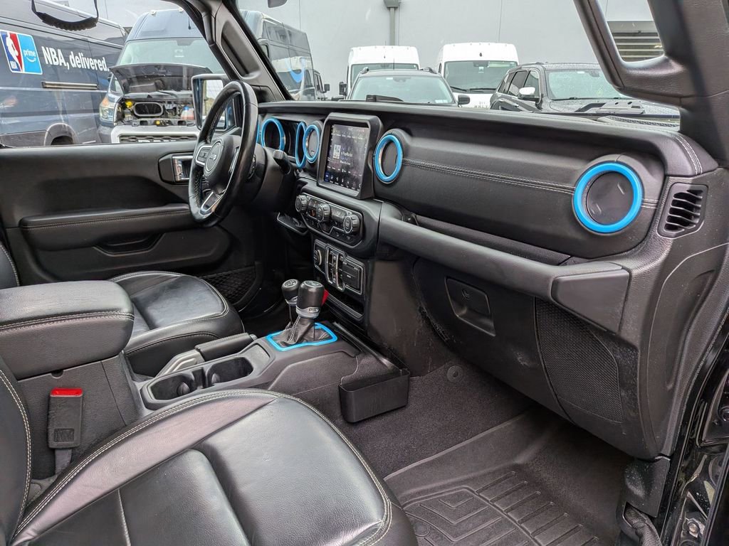 Used 2020 Jeep Wrangler Unlimited Sahara w/ Dual Top Group AWD/4WD image 25