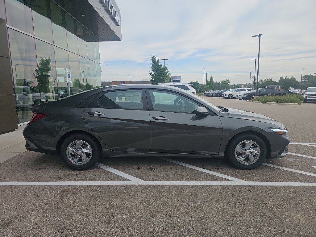 New 2026 Hyundai Elantra SE FWD image 6