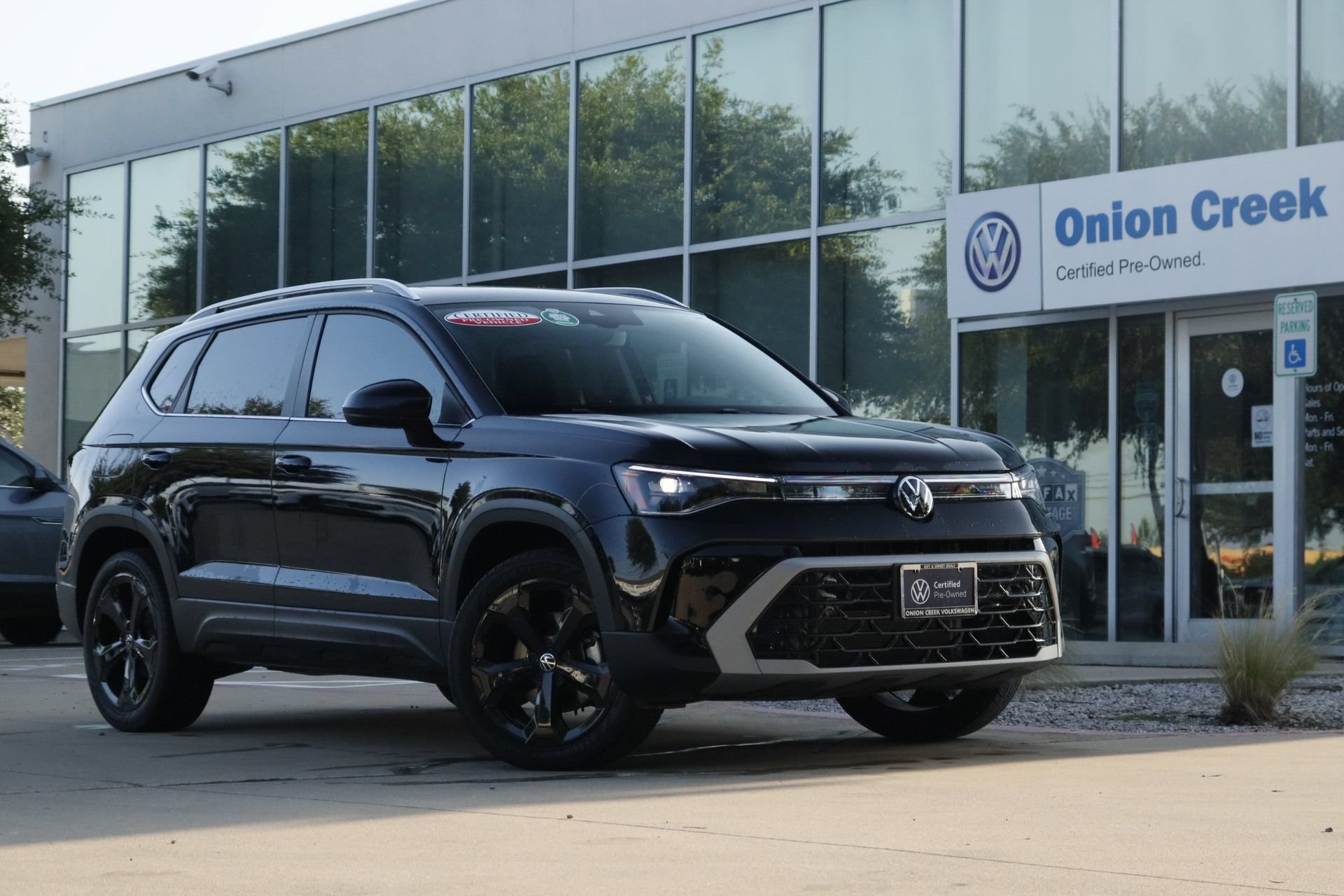 Certified 2025 Volkswagen Taos SEL AWD/4WD image 1
