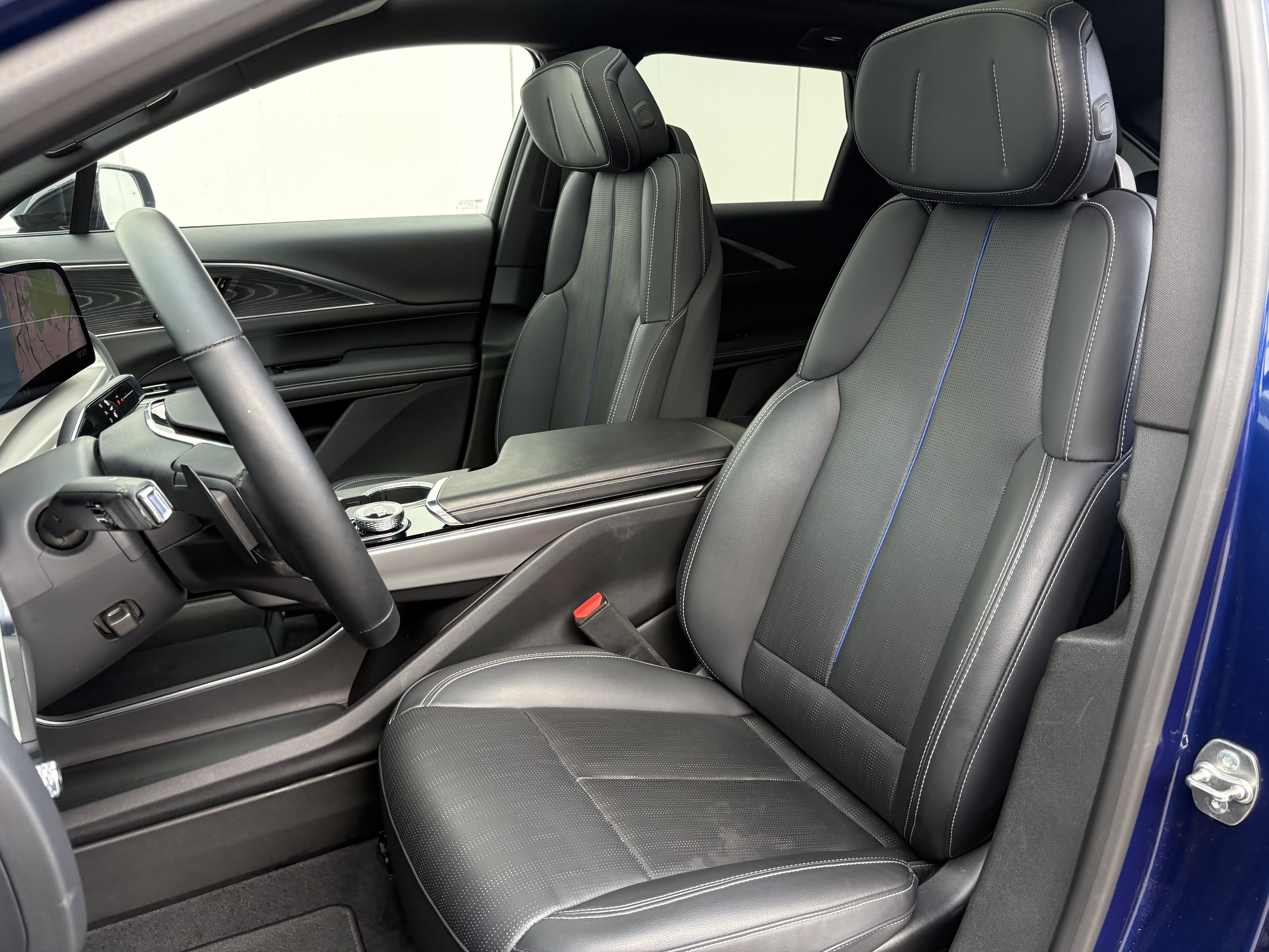 Used 2024 Cadillac Lyriq Sport AWD/4WD image 11