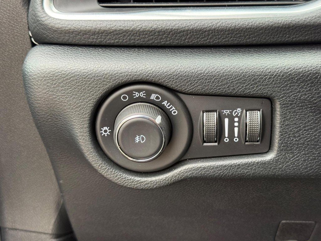 Used 2025 Chrysler Pacifica Limited image 25