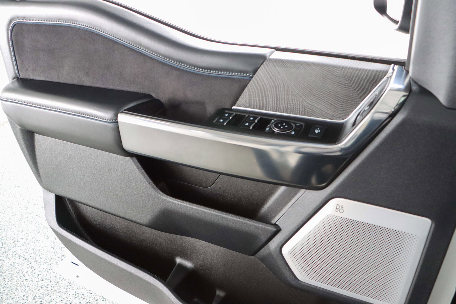 Used 2025 Ford F450 Platinum w/ FX4 Off-Road Package image 25