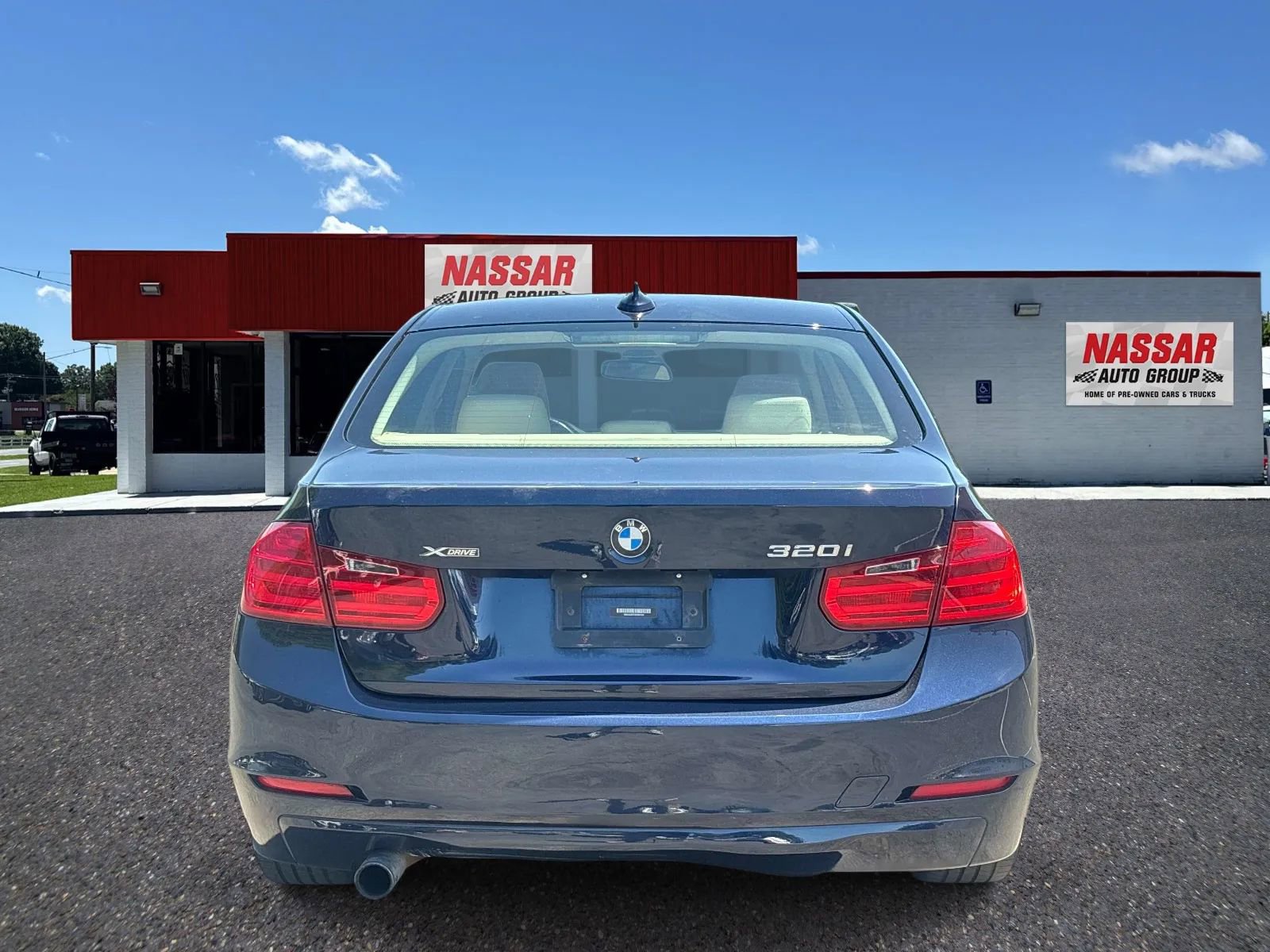 Used 2014 BMW 320i xDrive Sedan AWD/4WD image 5