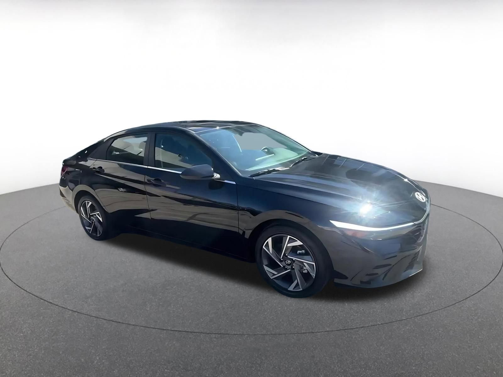 Used 2025 Hyundai Elantra SEL image 2