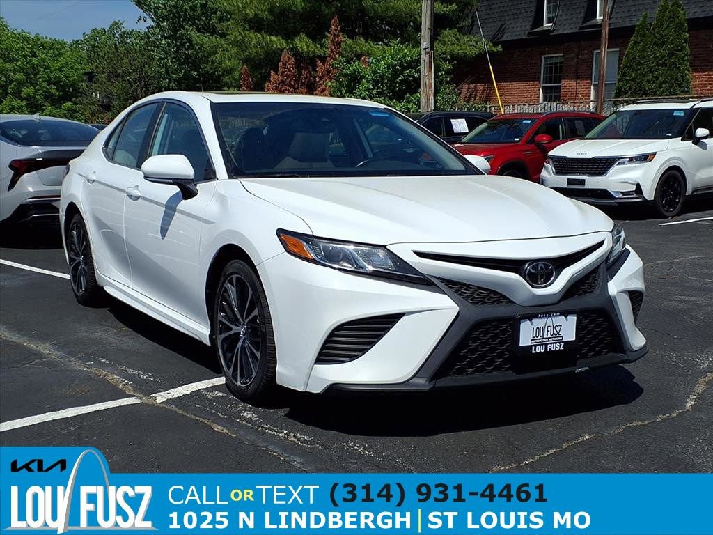 Used 2019 Toyota Camry SE w/ Convenience Package FWD image 1
