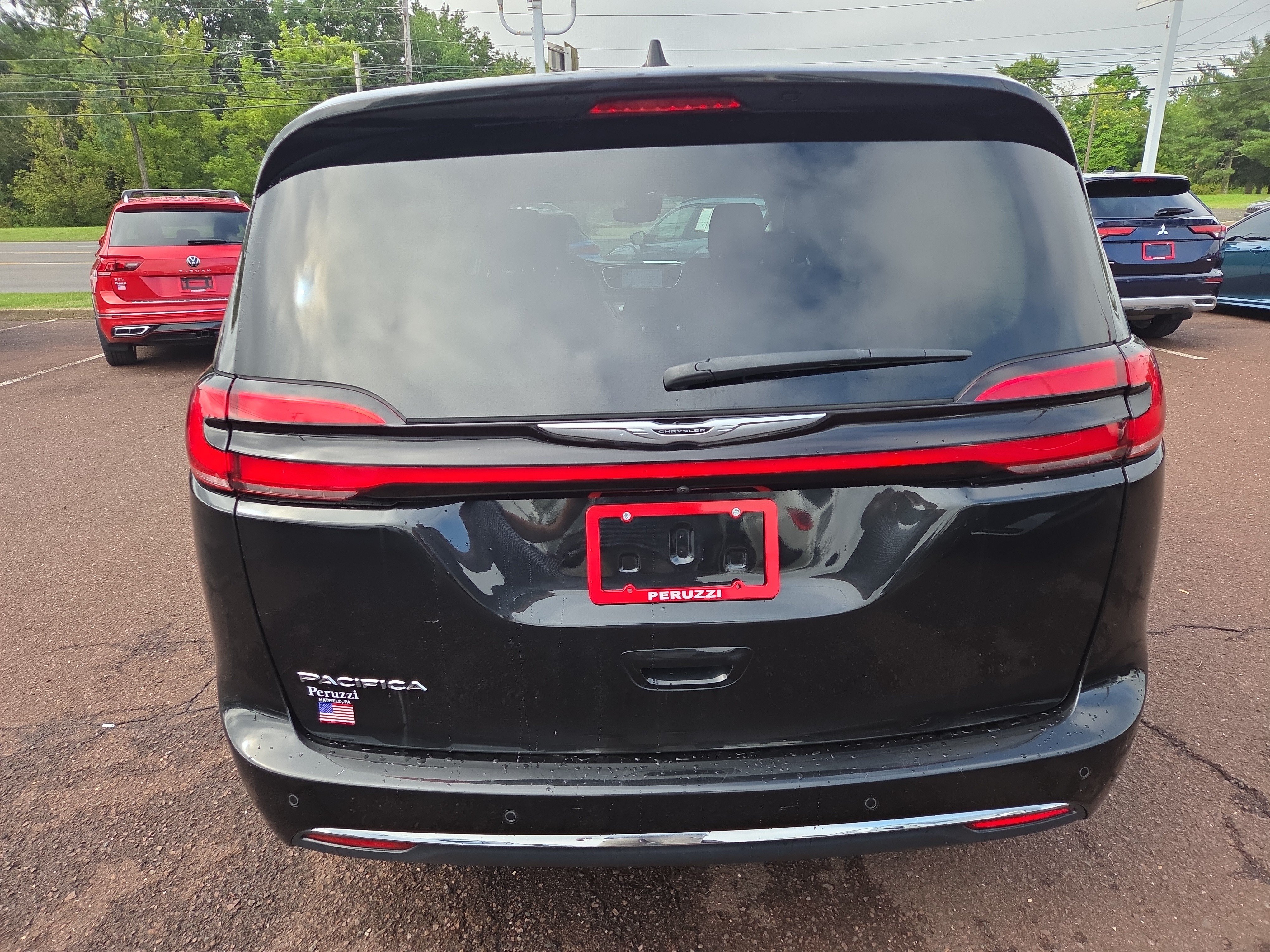 Used 2023 Chrysler Pacifica Touring-L FWD image 4