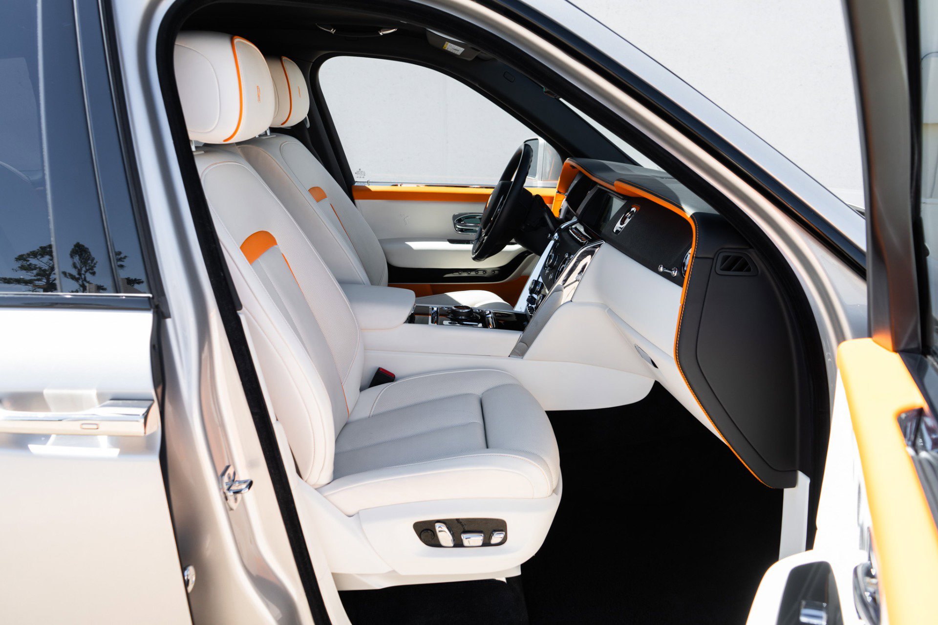 Used 2022 Rolls-Royce Cullinan w/ Cullinan Package image 14