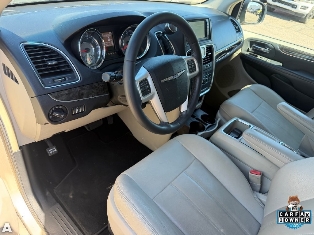 Used 2014 Chrysler Town & Country Touring FWD image 14