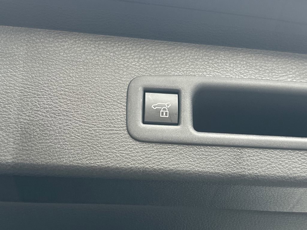 Used 2025 Toyota Sienna Limited image 7