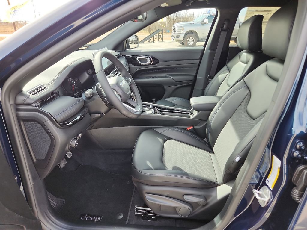 New 2026 Jeep Compass Latitude image 11
