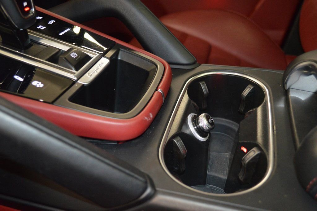 Certified 2023 Porsche Cayenne Platinum Edition image 34