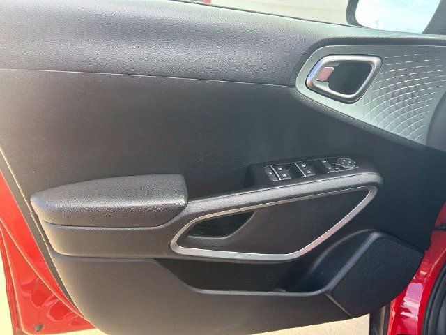 Used 2025 Kia Soul LX w/ LX Technology Package FWD image 11