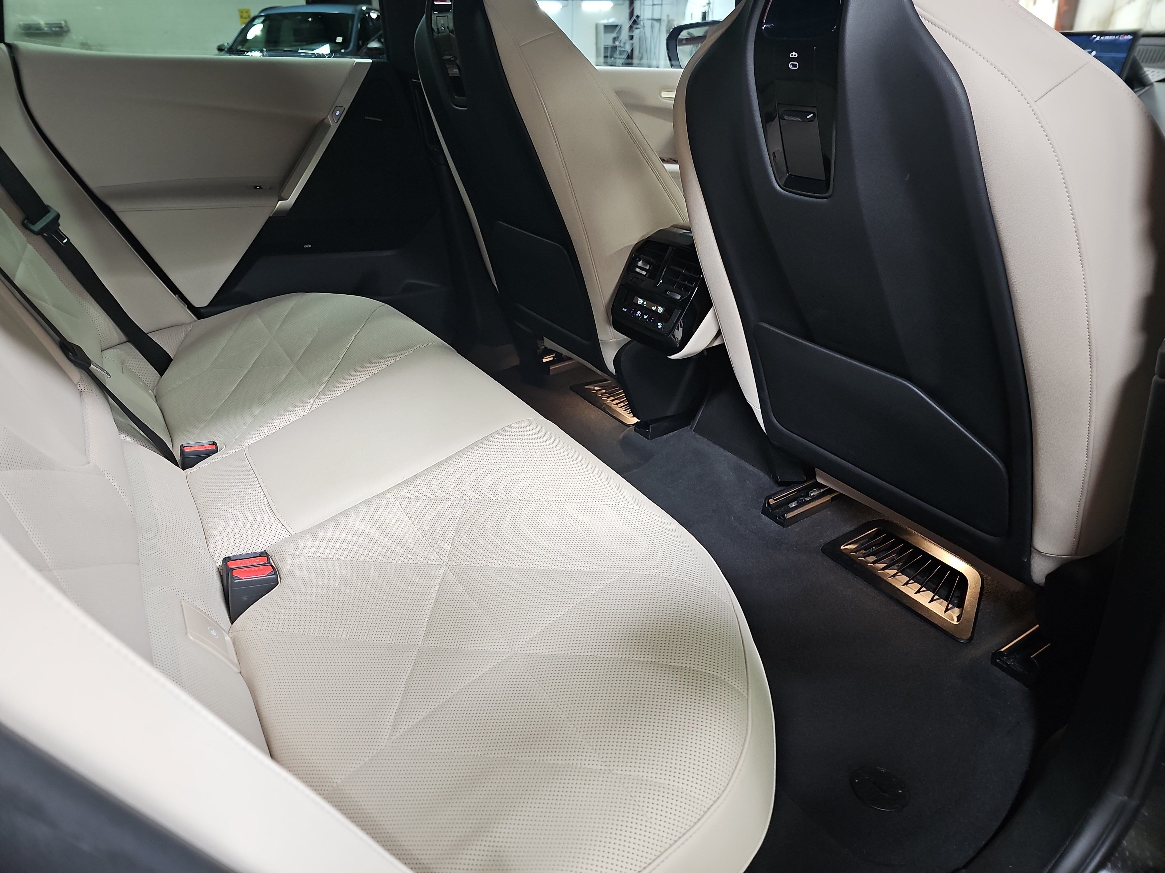 Used 2024 BMW iX xDrive50 w/ Premium Package AWD/4WD image 11