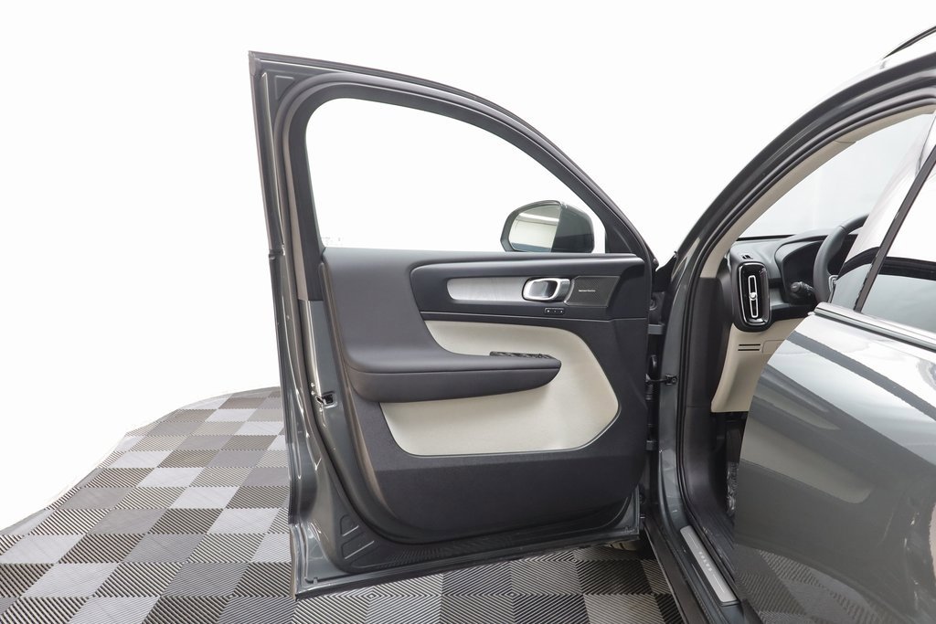 Used 2026 Volvo XC40 B5 Ultra w/ Climate Package image 5
