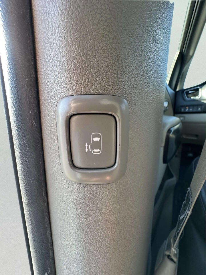 Used 2017 Kia Sedona LX w/ LX Essentials Premium Package image 40