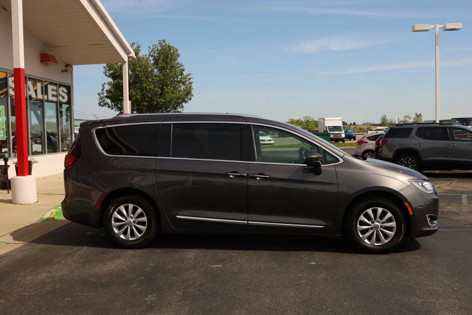 Used 2018 Chrysler Pacifica Touring-L FWD image 4
