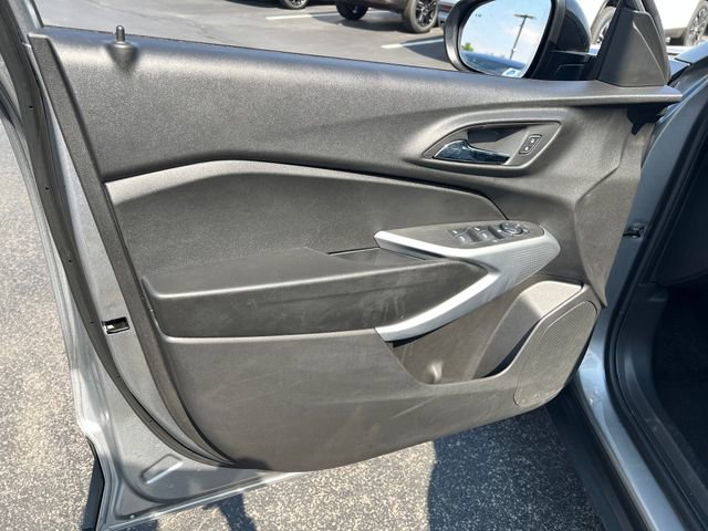 Used 2025 Chevrolet Trax RS w/ Sunroof Package FWD image 11