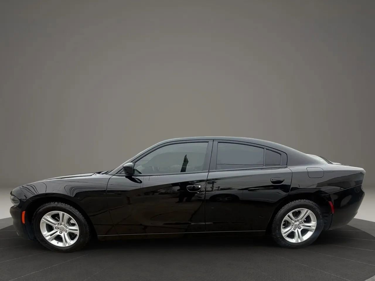 Used 2022 Dodge Charger SXT w/ Leather Interior Group RWD image 8