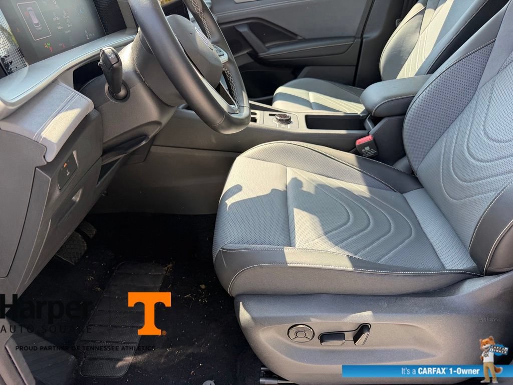 Used 2025 Volkswagen Tiguan SE w/ Panoramic Sunroof Package AWD/4WD image 13
